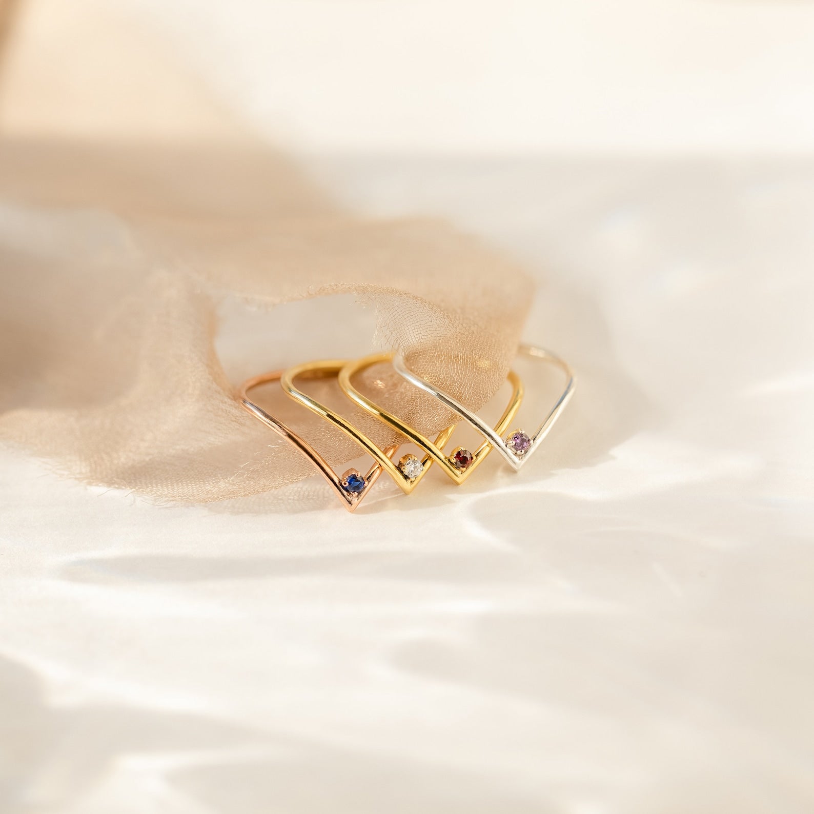Capturing the Essence of Waves: The Curve Birthstone Ring 18K Gold